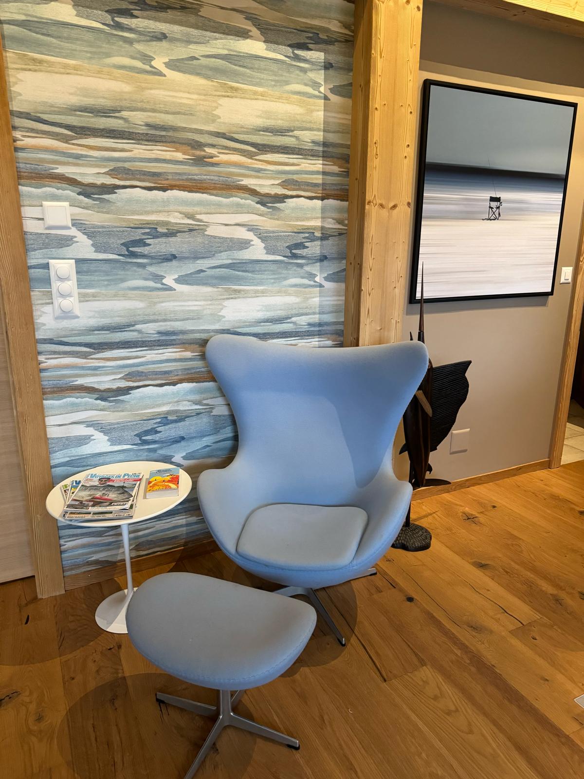 Mise en scène intérieure chaleureuse avec fauteuil, fleurs et luminaires