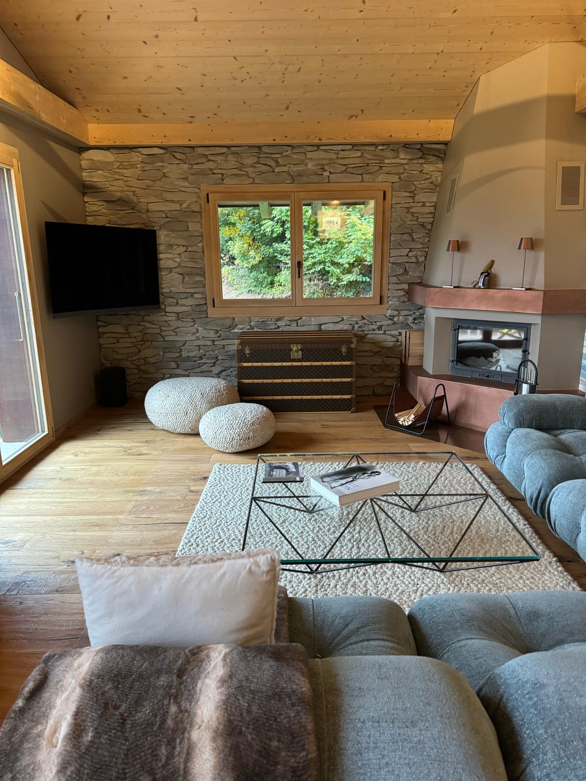Private living room with fireplace and mountain atmosphere