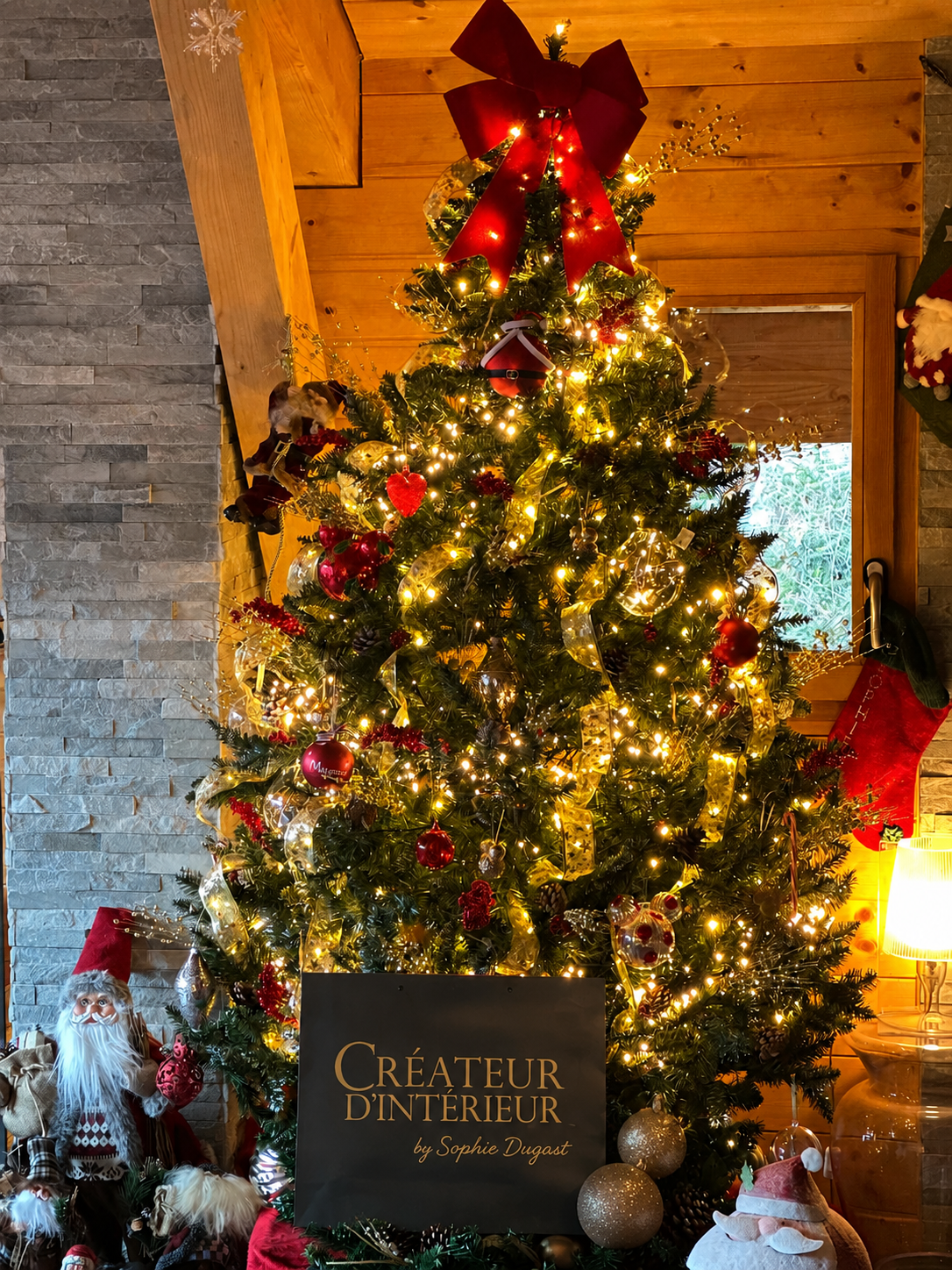 Decorated Christmas tree in a chalet with Créateur d’Intérieur logo